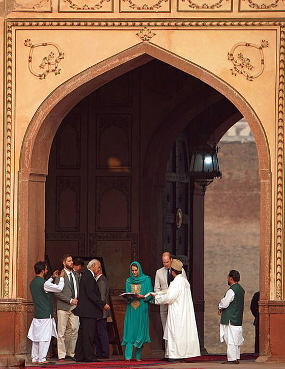 الأمير ويليام وزوجته كيت يستمعان لآيات قرآنية بخشوع في مسجد باكستاني صورة رقم 16