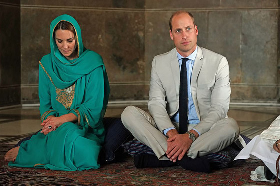 الأمير ويليام وزوجته كيت يستمعان لآيات قرآنية بخشوع في مسجد باكستاني صورة رقم 2