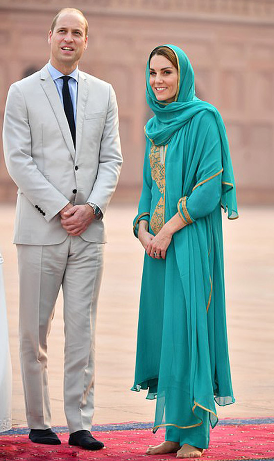 الأمير ويليام وزوجته كيت يستمعان لآيات قرآنية بخشوع في مسجد باكستاني صورة رقم 18