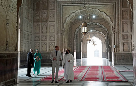 الأمير ويليام وزوجته كيت يستمعان لآيات قرآنية بخشوع في مسجد باكستاني صورة رقم 19