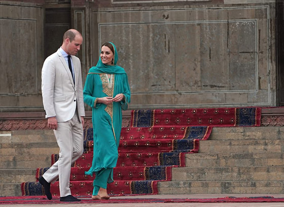 الأمير ويليام وزوجته كيت يستمعان لآيات قرآنية بخشوع في مسجد باكستاني صورة رقم 20
