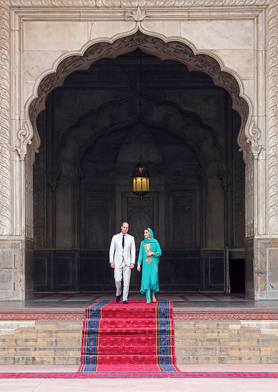 الأمير ويليام وزوجته كيت يستمعان لآيات قرآنية بخشوع في مسجد باكستاني صورة رقم 21