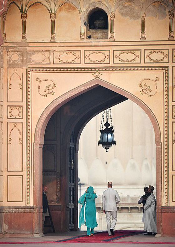 الأمير ويليام وزوجته كيت يستمعان لآيات قرآنية بخشوع في مسجد باكستاني صورة رقم 22