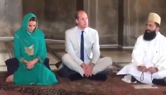 الأمير ويليام وزوجته كيت يستمعان لآيات قرآنية بخشوع في مسجد باكستاني صورة رقم 3