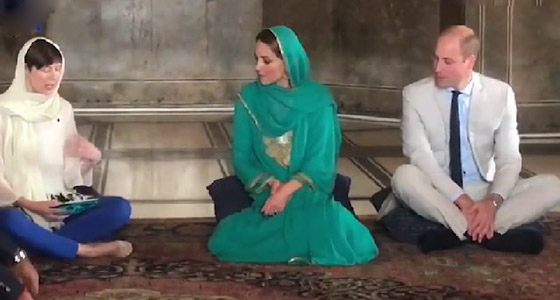 الأمير ويليام وزوجته كيت يستمعان لآيات قرآنية بخشوع في مسجد باكستاني صورة رقم 4