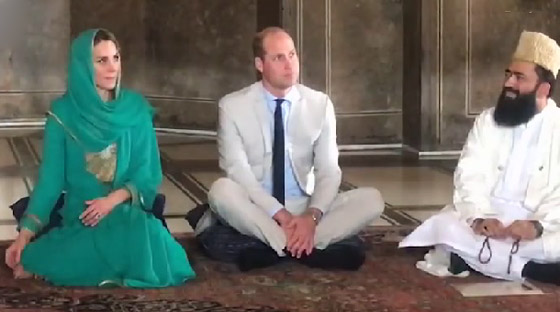 الأمير ويليام وزوجته كيت يستمعان لآيات قرآنية بخشوع في مسجد باكستاني صورة رقم 5