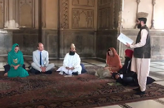 الأمير ويليام وزوجته كيت يستمعان لآيات قرآنية بخشوع في مسجد باكستاني صورة رقم 6
