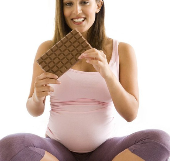 6 أسباب تدفع المرأة الحامل لتناول الشوكولاتة يومياً صورة رقم 3