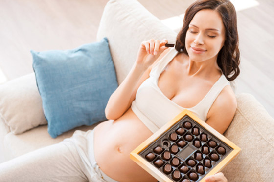 6 أسباب تدفع المرأة الحامل لتناول الشوكولاتة يومياً صورة رقم 2