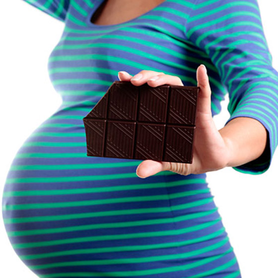 6 أسباب تدفع المرأة الحامل لتناول الشوكولاتة يومياً صورة رقم 1