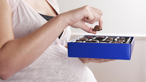 6 أسباب تدفع المرأة الحامل لتناول الشوكولاتة يومياً صورة رقم 5