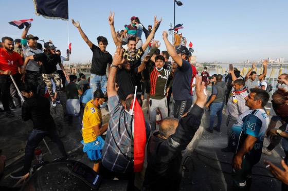 بكاميرا هاتفه.. متظاهر عراقي يوثق لحظة إصابته في كربلاء! فيديو صورة رقم 26
