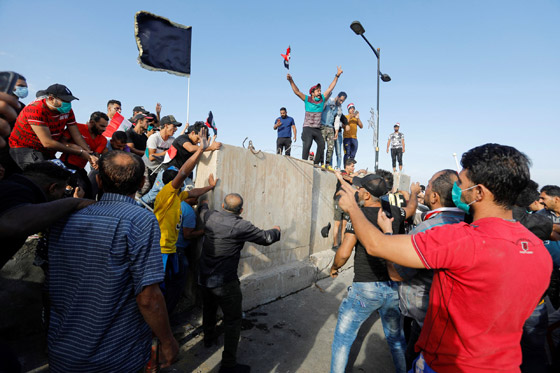 بكاميرا هاتفه.. متظاهر عراقي يوثق لحظة إصابته في كربلاء! فيديو صورة رقم 27
