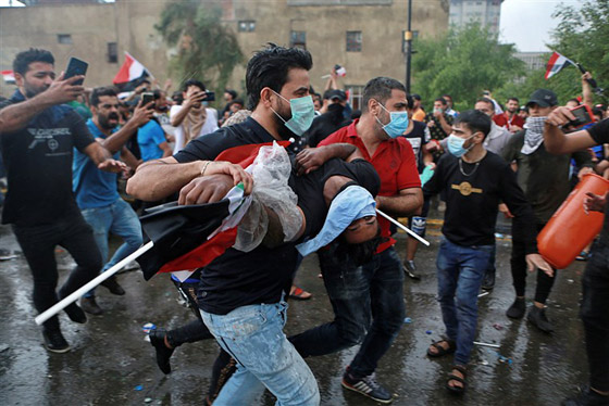 بكاميرا هاتفه.. متظاهر عراقي يوثق لحظة إصابته في كربلاء! فيديو صورة رقم 24