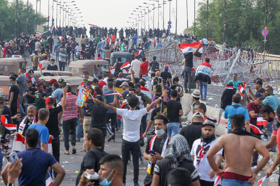بكاميرا هاتفه.. متظاهر عراقي يوثق لحظة إصابته في كربلاء! فيديو صورة رقم 29