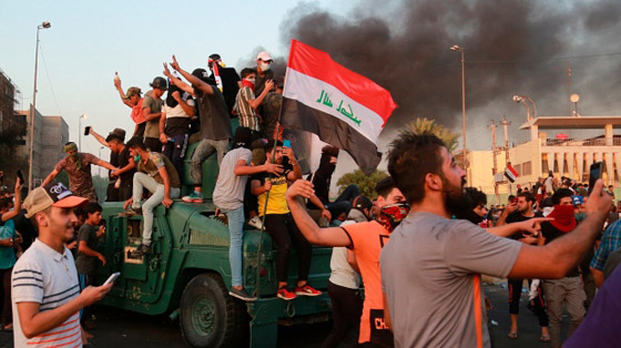 بكاميرا هاتفه.. متظاهر عراقي يوثق لحظة إصابته في كربلاء! فيديو صورة رقم 30