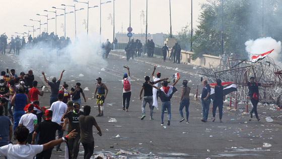 بكاميرا هاتفه.. متظاهر عراقي يوثق لحظة إصابته في كربلاء! فيديو صورة رقم 33