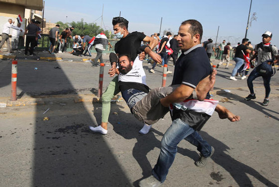 بكاميرا هاتفه.. متظاهر عراقي يوثق لحظة إصابته في كربلاء! فيديو صورة رقم 34