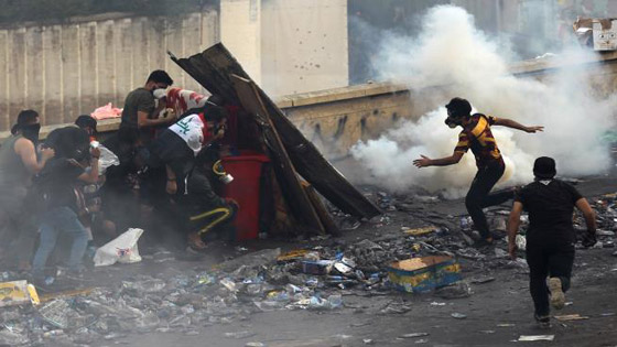 بكاميرا هاتفه.. متظاهر عراقي يوثق لحظة إصابته في كربلاء! فيديو صورة رقم 1