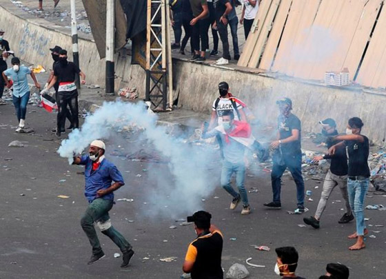 بكاميرا هاتفه.. متظاهر عراقي يوثق لحظة إصابته في كربلاء! فيديو صورة رقم 9