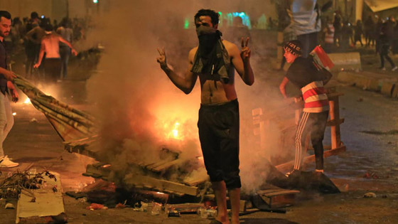 بكاميرا هاتفه.. متظاهر عراقي يوثق لحظة إصابته في كربلاء! فيديو صورة رقم 15
