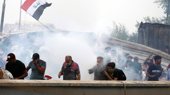 بكاميرا هاتفه.. متظاهر عراقي يوثق لحظة إصابته في كربلاء! فيديو صورة رقم 19