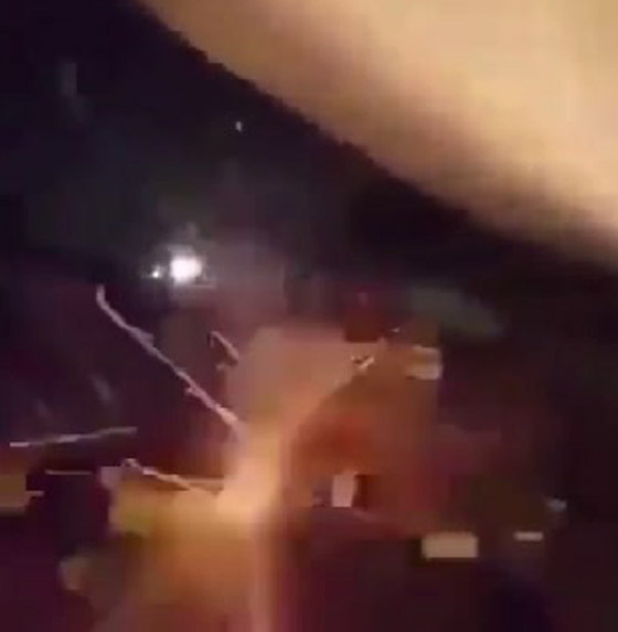 بكاميرا هاتفه.. متظاهر عراقي يوثق لحظة إصابته في كربلاء! فيديو صورة رقم 4