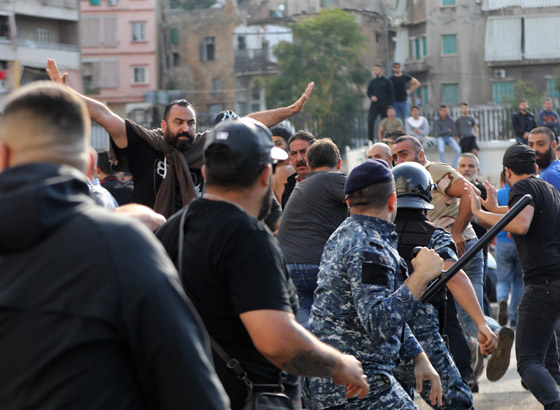 صورة هزت الشارع.. محامو متظاهري لبنان يلاحقون المعتدي صورة رقم 6