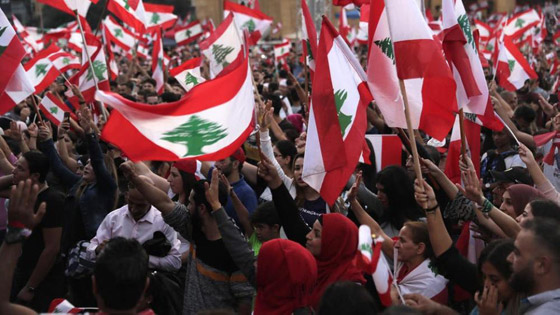لبنان.. المحتجون يدعون إلى إضراب عام ويقطعون الطرقات صورة رقم 4