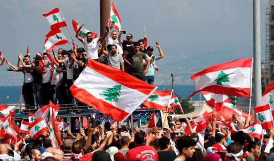 لبنان.. المحتجون يدعون إلى إضراب عام ويقطعون الطرقات صورة رقم 5