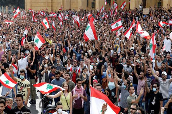 لبنان.. المحتجون يدعون إلى إضراب عام ويقطعون الطرقات صورة رقم 6