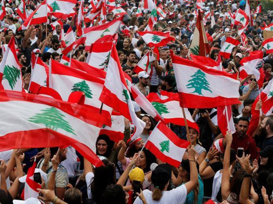 لبنان.. المحتجون يدعون إلى إضراب عام ويقطعون الطرقات صورة رقم 1