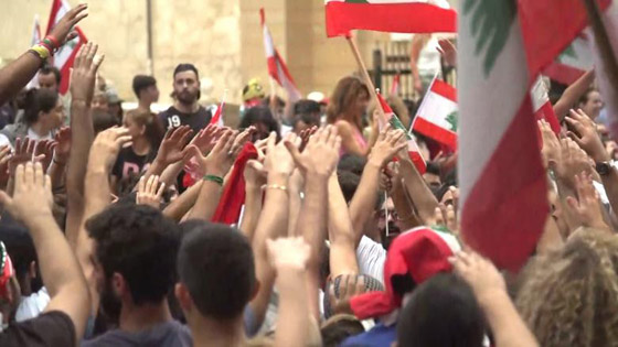 لبنان.. المحتجون يدعون إلى إضراب عام ويقطعون الطرقات صورة رقم 7
