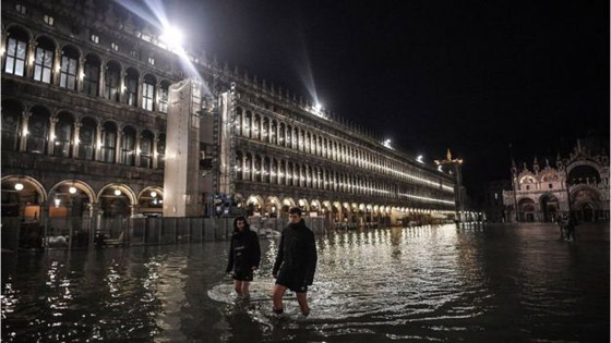 فيضانات البندقية: المدينة الإيطالية تواجه أعلى موجة مدّ منذ أكثر من 50 عاما صورة رقم 1