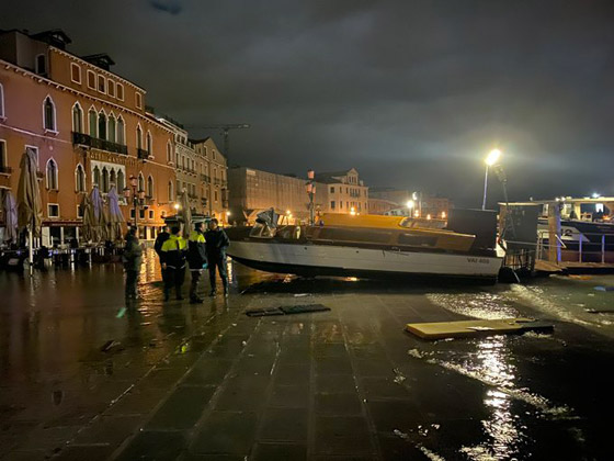 فيضانات البندقية: المدينة الإيطالية تواجه أعلى موجة مدّ منذ أكثر من 50 عاما صورة رقم 4