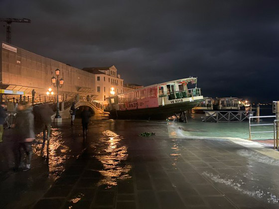 فيضانات البندقية: المدينة الإيطالية تواجه أعلى موجة مدّ منذ أكثر من 50 عاما صورة رقم 8