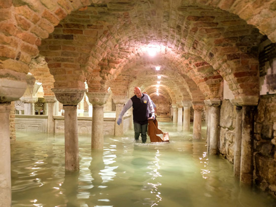 فيضانات البندقية: المدينة الإيطالية تواجه أعلى موجة مدّ منذ أكثر من 50 عاما صورة رقم 11