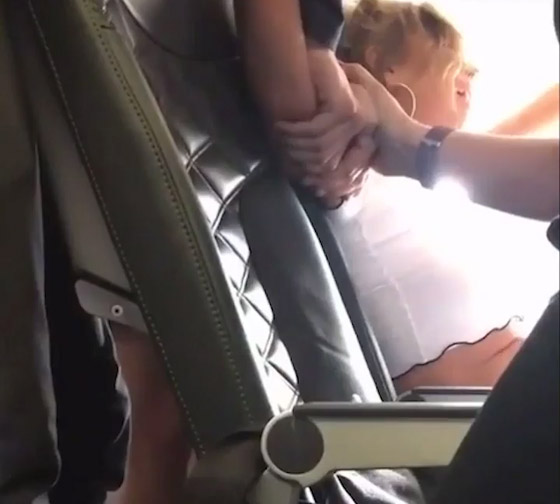 امرأة مخمورة تحاول فتح مخرج طائرة أثناء إقلاعها من لندن إلى تركيا صورة رقم 2