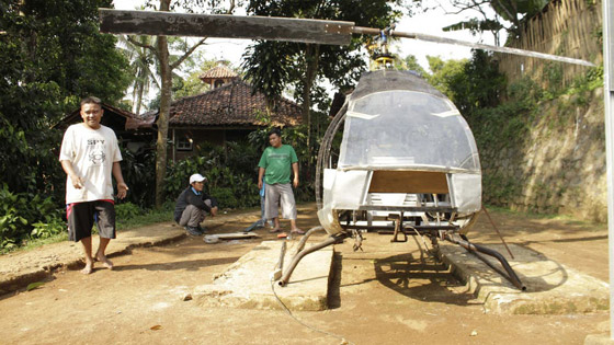بالصور.. إندونيسي يبني مروحية هيلكوبتر بنفسه ليتخلص من زحمة المرور! صورة رقم 1