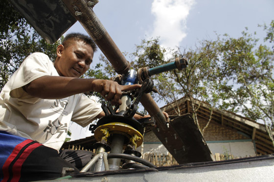 بالصور.. إندونيسي يبني مروحية هيلكوبتر بنفسه ليتخلص من زحمة المرور! صورة رقم 2