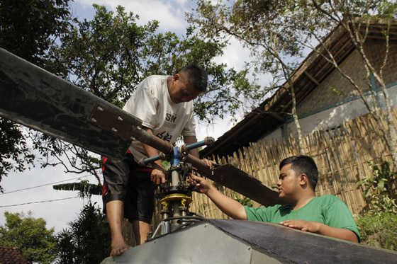بالصور.. إندونيسي يبني مروحية هيلكوبتر بنفسه ليتخلص من زحمة المرور! صورة رقم 6