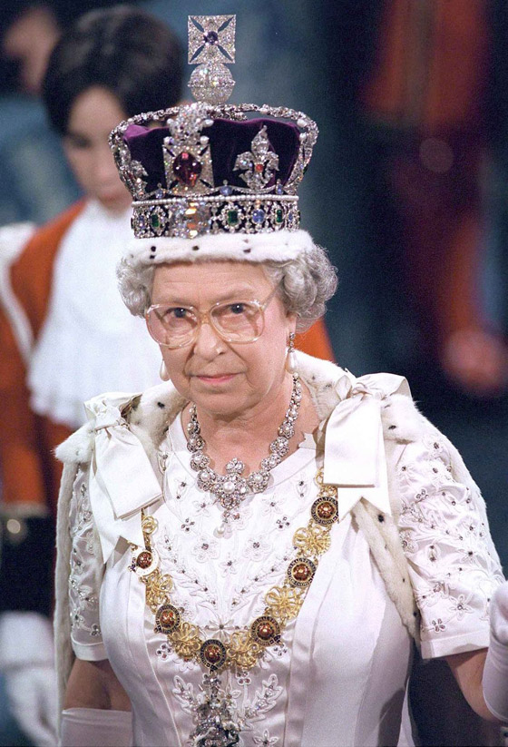 الملكة البريطانية إليزابيث تنفي شائعات تقاعدها: أنا باقية حتى الممات! صورة رقم 9