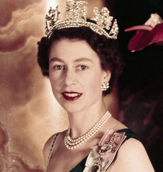 الملكة البريطانية إليزابيث تنفي شائعات تقاعدها: أنا باقية حتى الممات! صورة رقم 11
