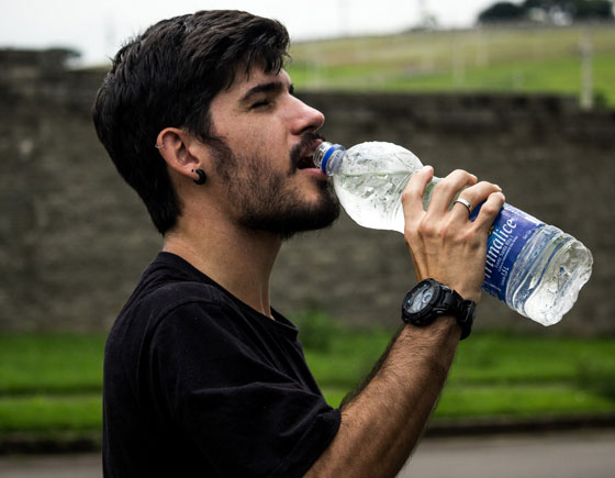 5 علامات على أنك تشرب ماء أكثر من اللازم صورة رقم 7
