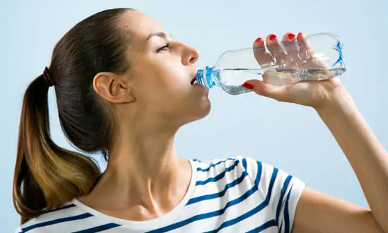 5 علامات على أنك تشرب ماء أكثر من اللازم صورة رقم 11