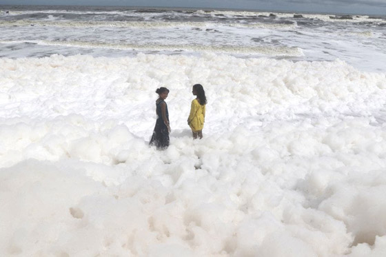 فيديو وصور: رغوة بيضاء غامضة تغطي أشهر شواطئ الهند! صورة رقم 1