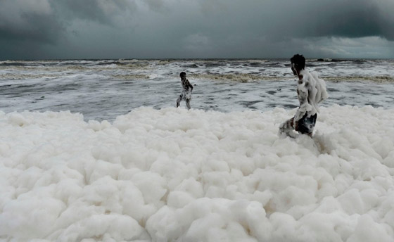 فيديو وصور: رغوة بيضاء غامضة تغطي أشهر شواطئ الهند! صورة رقم 3