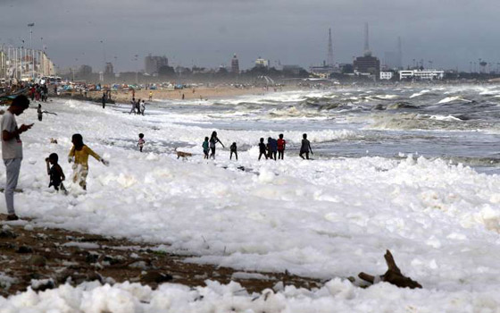 فيديو وصور: رغوة بيضاء غامضة تغطي أشهر شواطئ الهند! صورة رقم 7