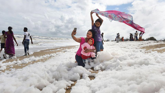 فيديو وصور: رغوة بيضاء غامضة تغطي أشهر شواطئ الهند! صورة رقم 9
