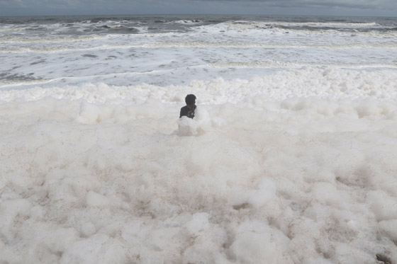 فيديو وصور: رغوة بيضاء غامضة تغطي أشهر شواطئ الهند! صورة رقم 10